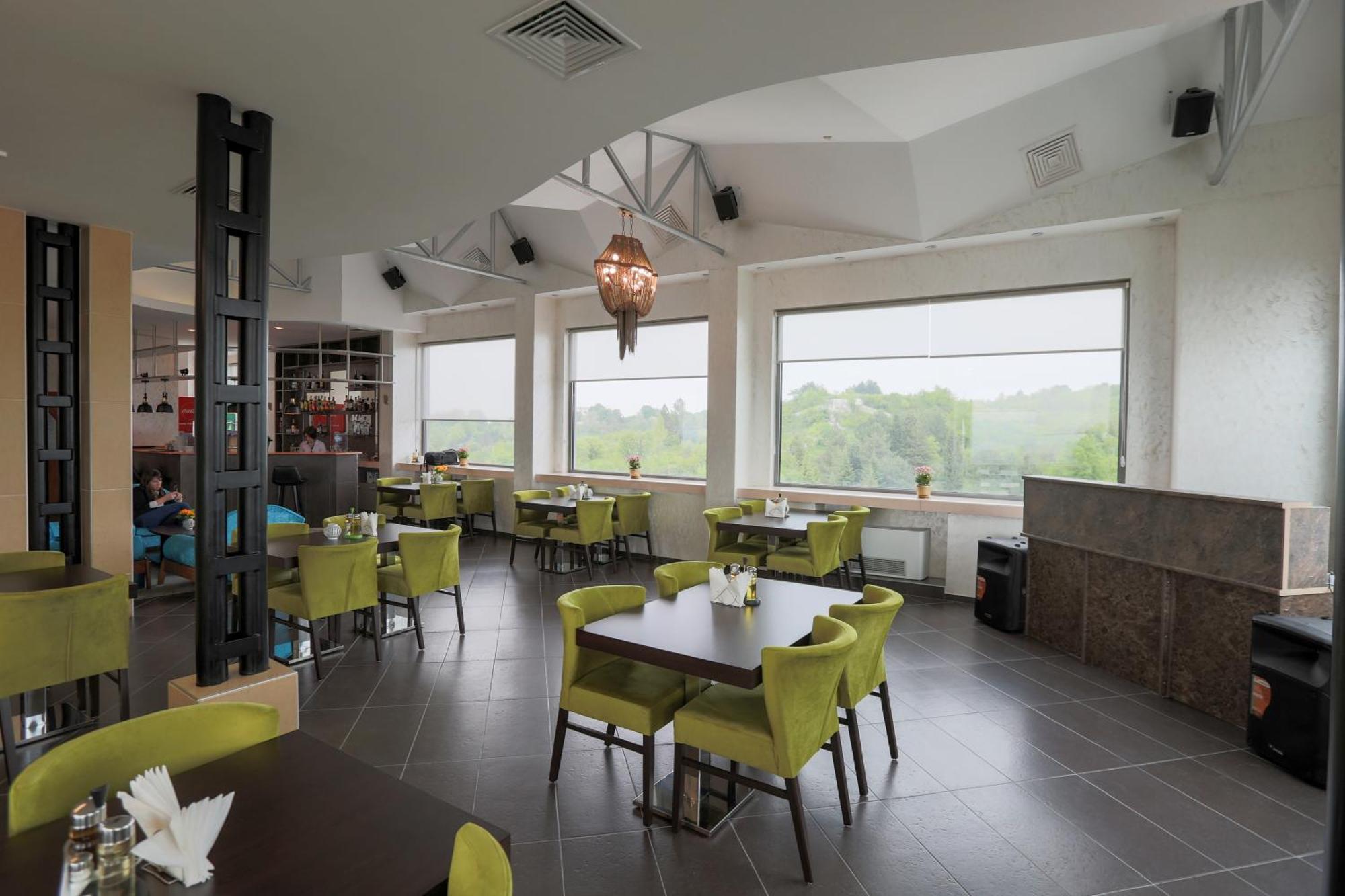 Terra Europe Brontes Hotel Тирговиште Екстер'єр фото