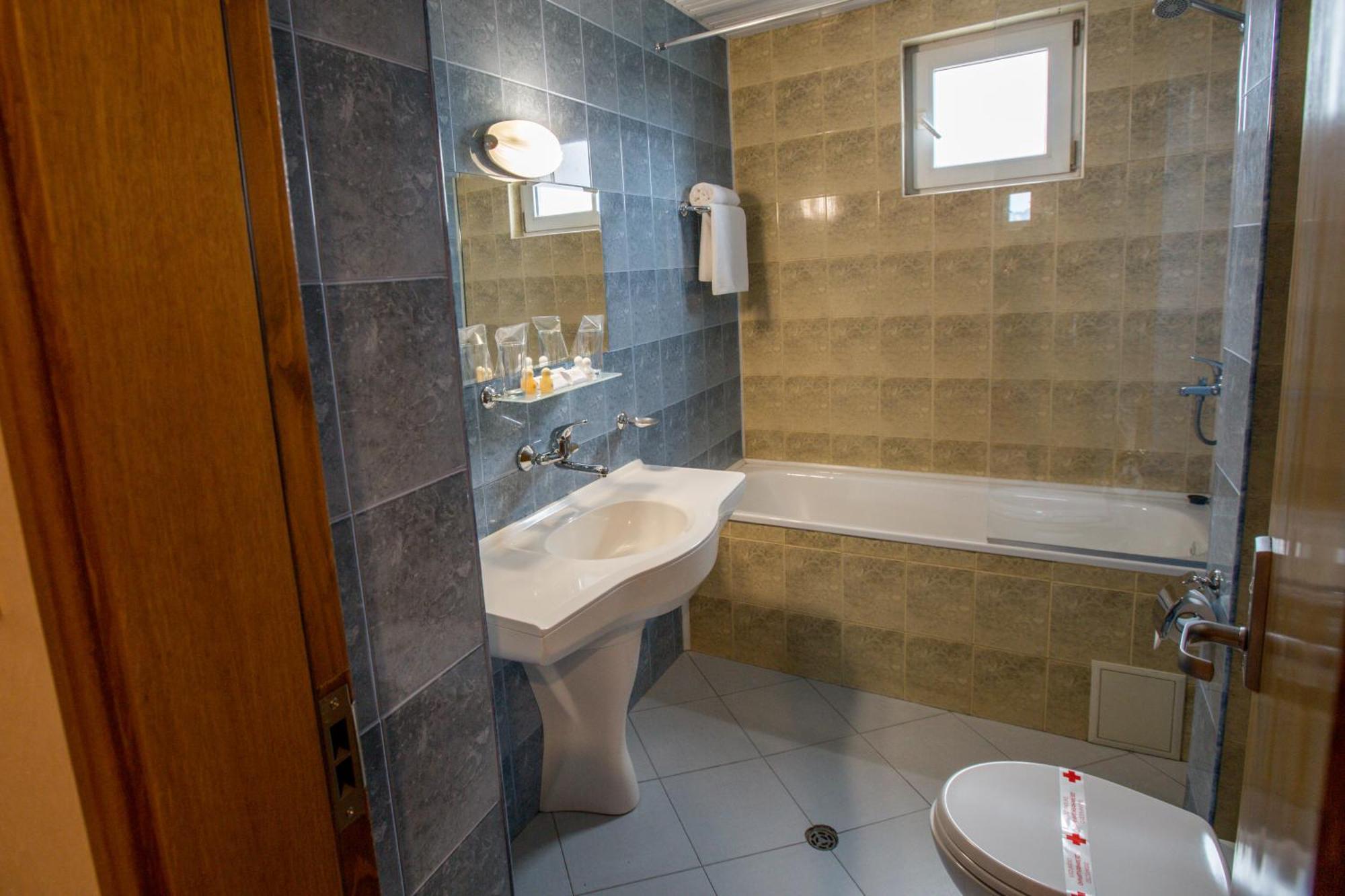 Terra Europe Brontes Hotel Тирговиште Екстер'єр фото
