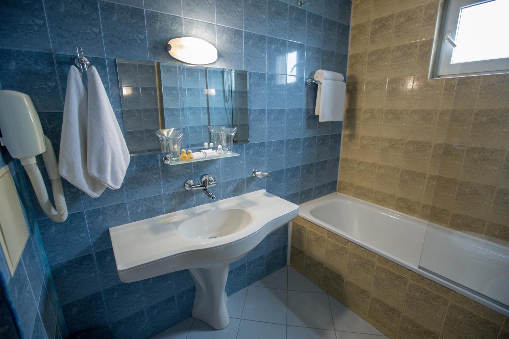 Terra Europe Brontes Hotel Тирговиште Екстер'єр фото
