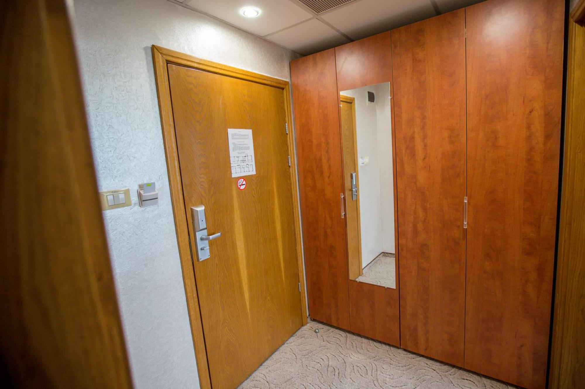 Terra Europe Brontes Hotel Тирговиште Екстер'єр фото