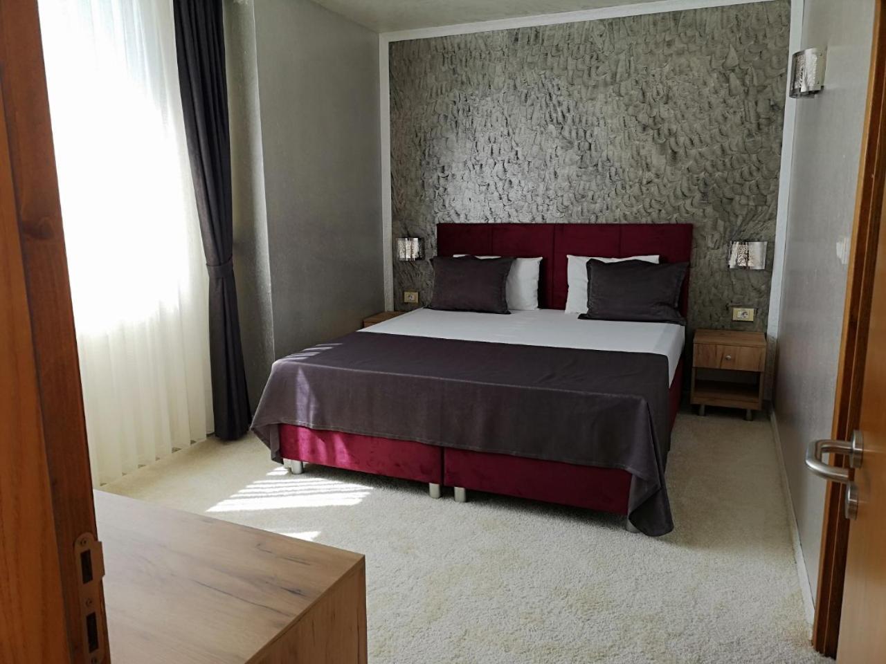 Terra Europe Brontes Hotel Тирговиште Екстер'єр фото