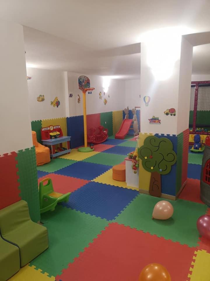 Terra Europe Brontes Hotel Тирговиште Екстер'єр фото