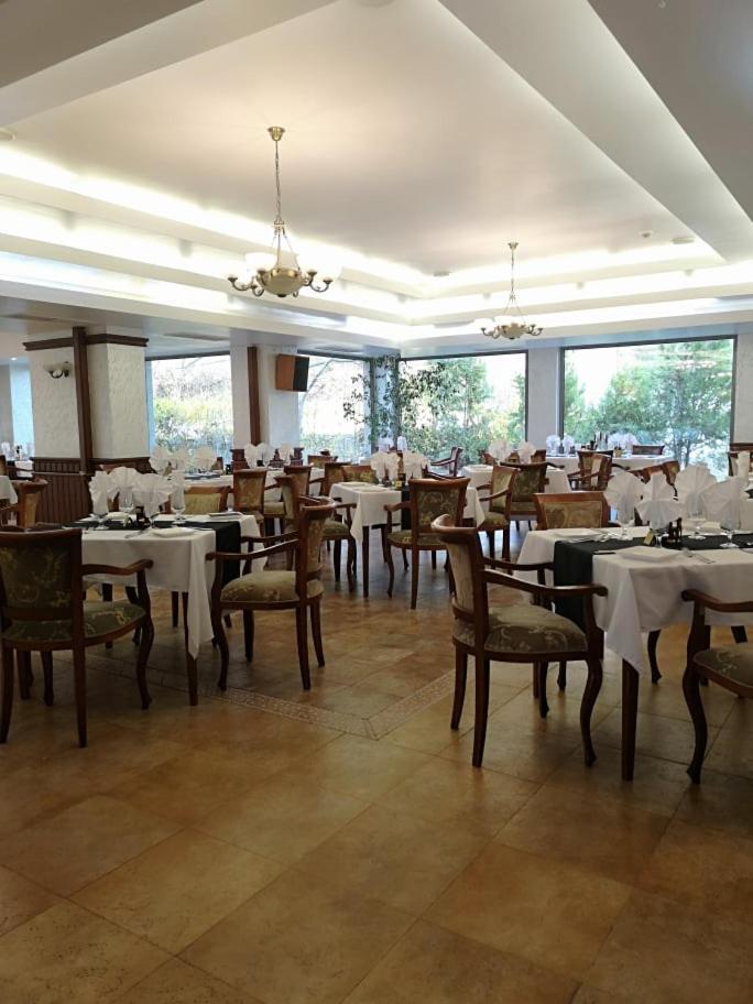 Terra Europe Brontes Hotel Тирговиште Екстер'єр фото