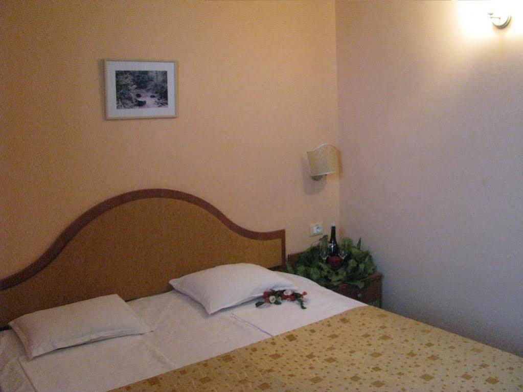 Terra Europe Brontes Hotel Тирговиште Екстер'єр фото