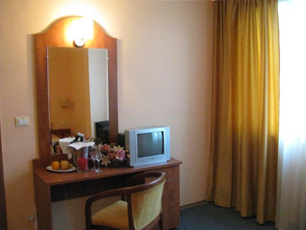 Terra Europe Brontes Hotel Тирговиште Екстер'єр фото