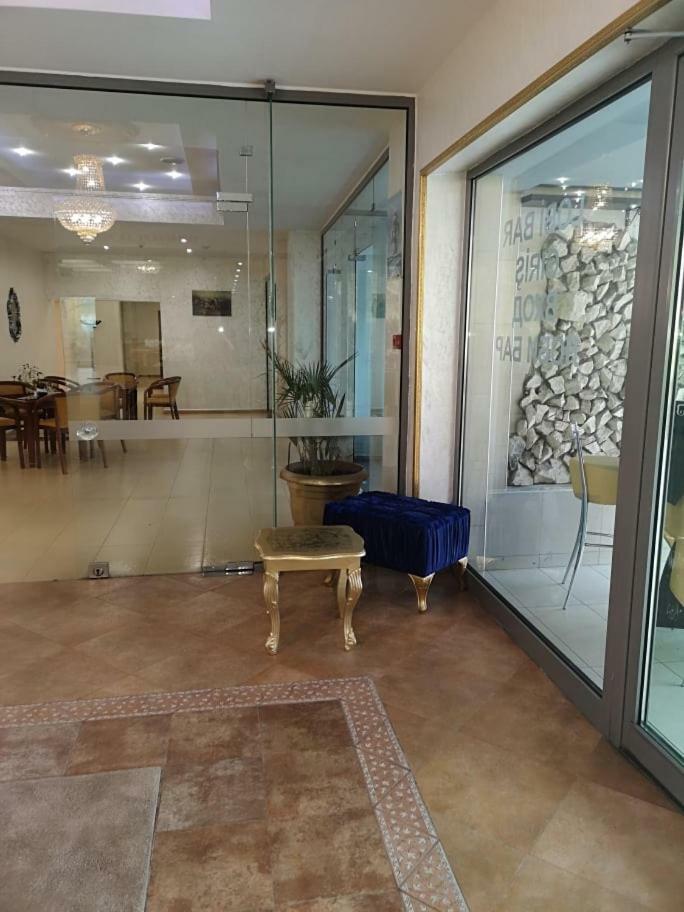 Terra Europe Brontes Hotel Тирговиште Екстер'єр фото