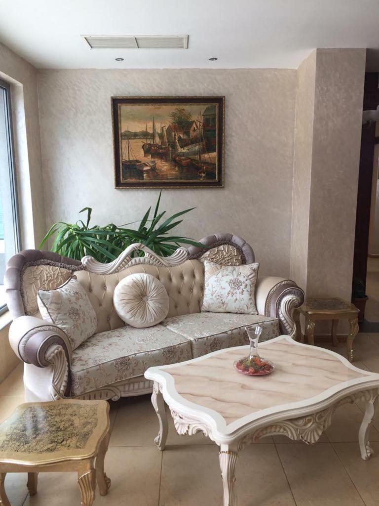 Terra Europe Brontes Hotel Тирговиште Екстер'єр фото
