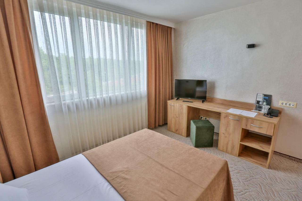 Terra Europe Brontes Hotel Тирговиште Екстер'єр фото