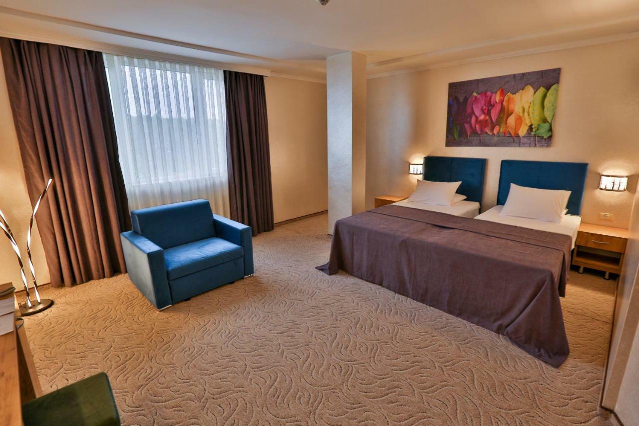 Terra Europe Brontes Hotel Тирговиште Екстер'єр фото