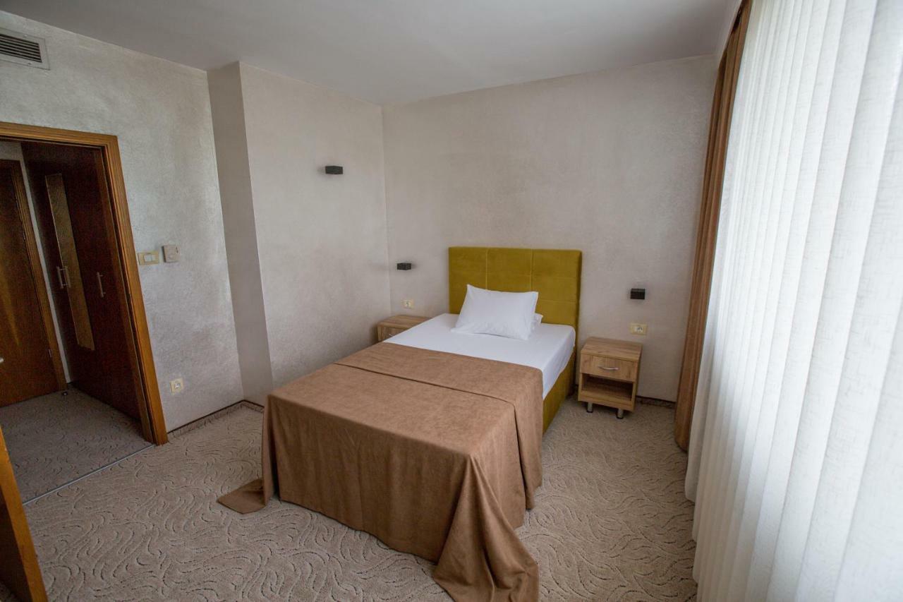 Terra Europe Brontes Hotel Тирговиште Екстер'єр фото