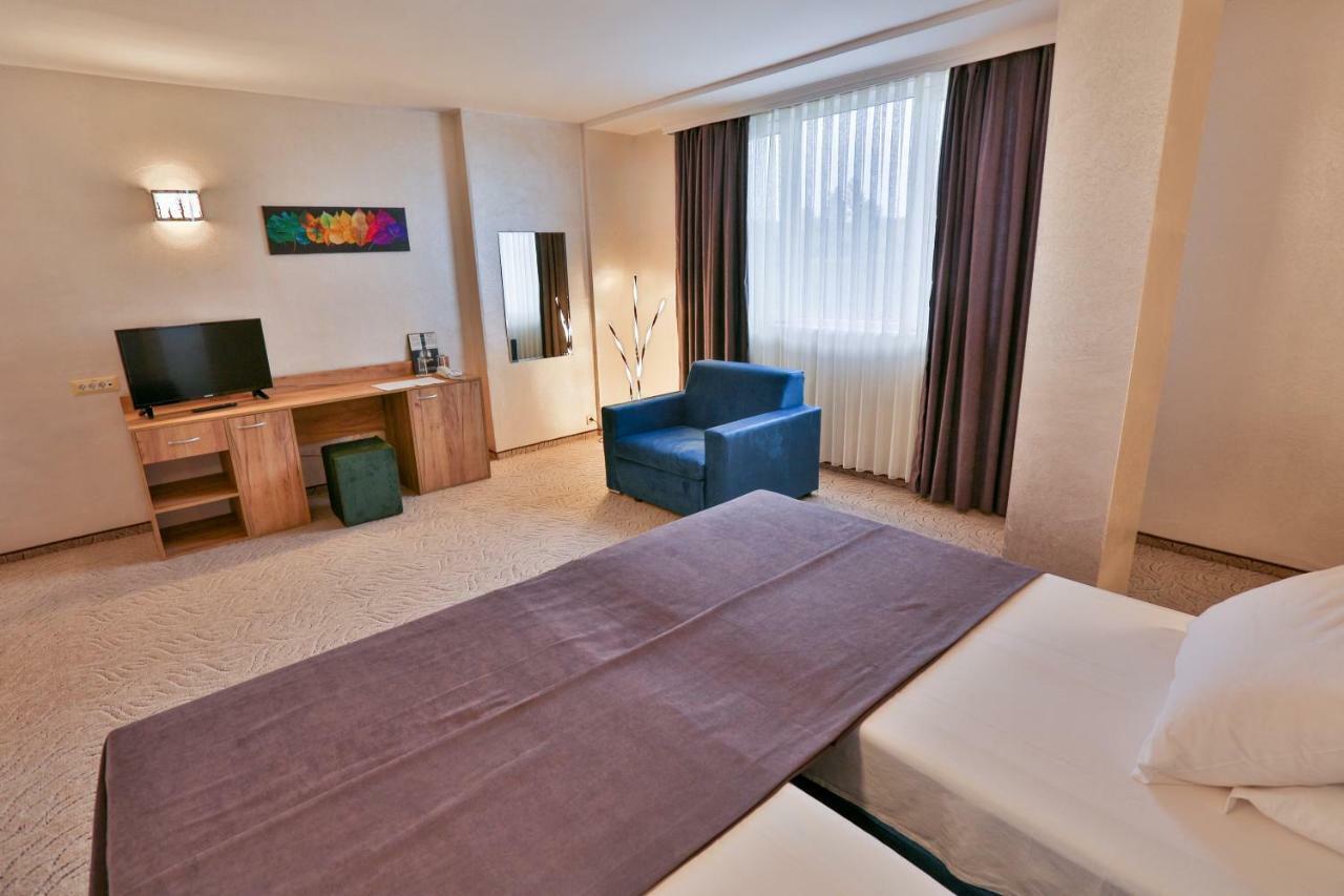 Terra Europe Brontes Hotel Тирговиште Екстер'єр фото