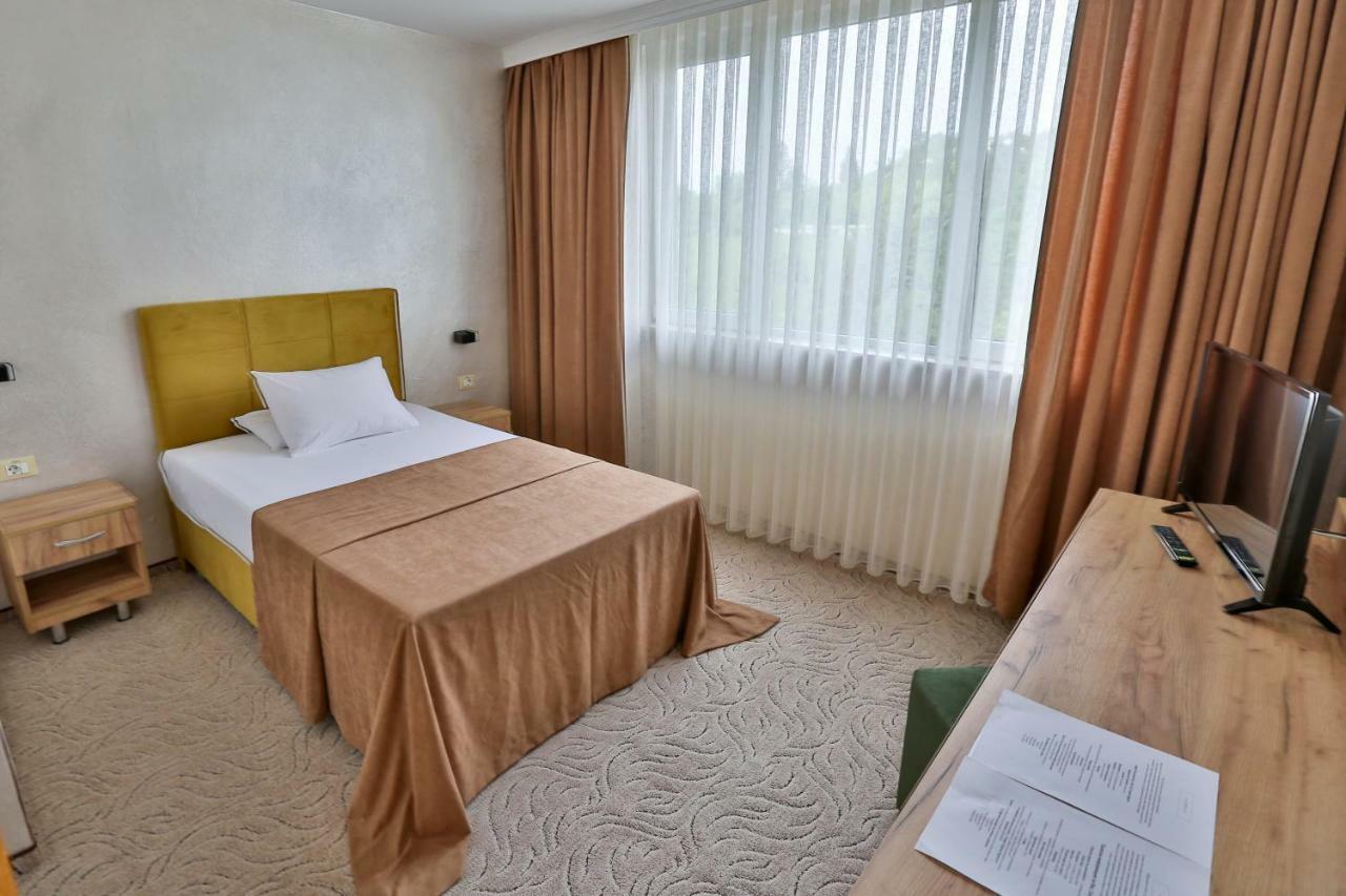 Terra Europe Brontes Hotel Тирговиште Екстер'єр фото