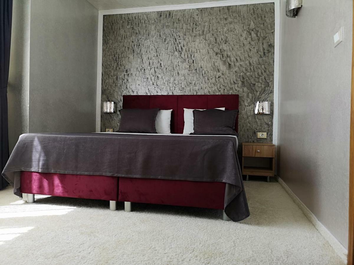 Terra Europe Brontes Hotel Тирговиште Екстер'єр фото